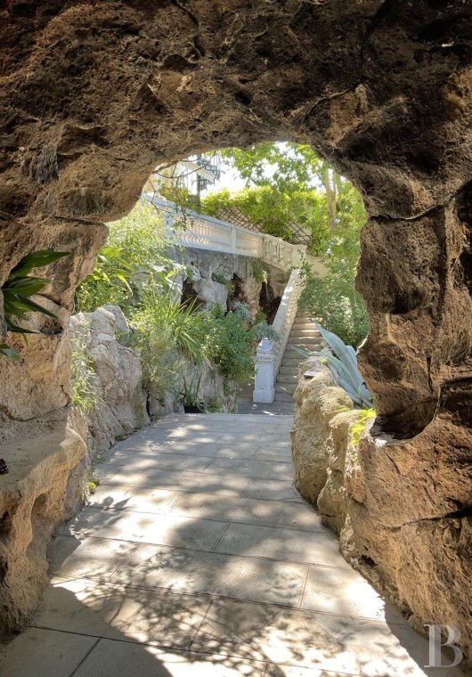 À Marseille, au cœur du Roucas-Blanc, une villa du 19ème siècle et ses spectaculaires jardins et rocailles dominant la corniche - photo  n°11